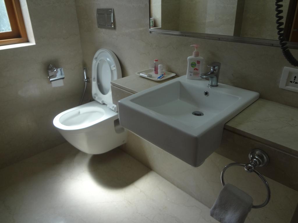 Astoria Hotel Mumbai Exteriör bild